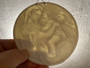 Mittelalter Mutter mit Baby & Kind - 4,75" rund weiß. Biskuitporzellan hängende Lithophanie - Bild 1 von 7