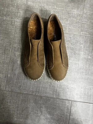 Zapatos sin cordones tejidos Kayla J/Slides - tostados talla 8 totalmente nuevos Foto 1 de 4