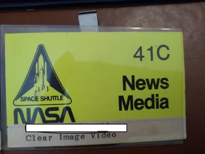 2 Vintage NASA STS -3 Columbia 41C Colombia launch Press Media Passes, Button - Bild 1 von 4