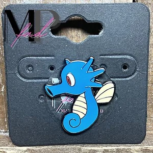 Spilla Smaltata Pokemon Spilla Smaltata Rigida da Collezione Horsea "Vedi Happy Horsea" - Foto 1 di 5
