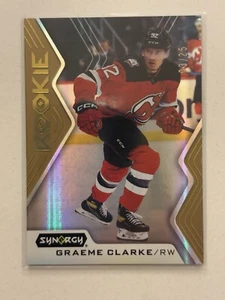 2024-25 Upper Deck Synergy Rookies Graeme Clarke Gold Parallel RC Card 3/25 - Foto 1 di 2
