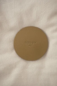 Tapa de vela Diptyque pintada en oro tamaño regular con logotipo grabado - Imagen 1 de 3