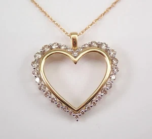 Colgante grande de corazón abierto de moissanita de corte redondo de 1,50 quilates enchapado en oro amarillo de 14 quilates - Imagen 1 de 9