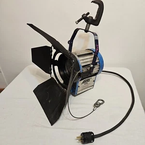 Arri Junior 1000 Plus Tungsten Fresnel Light - Picture 1 of 8