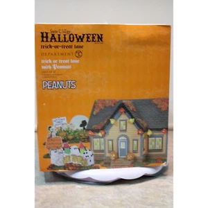 Dept 56 Halloween Village - Trick or Treat Lane with Peanuts Neu in OVP - Bild 1 von 10