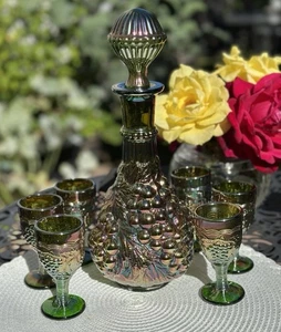 IMPERIAL Decanter Bicchieri Cordiali Verde Viola Uva Iridescente Set di 7 Usato in Ottime Condizioni - Foto 1 di 21