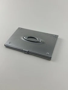 Estuche con soporte para tarjetas de visita Oakley Icon X metal plateado 99-011 RARO - Imagen 1 de 5