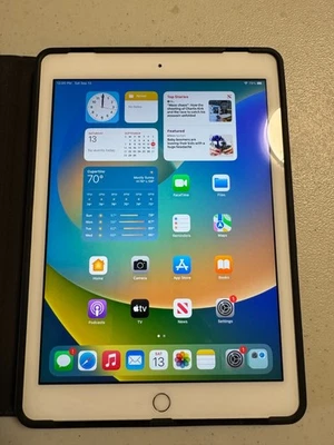 LOT of 5 Apple iPad 5th Generation A1822 MP2G2LL/A 32GB Wi-Fi Silver Bundle CASE - Image 1 of 4