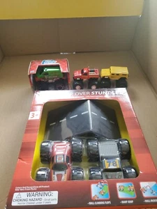 Micro Flip Over Fahrzeug Stunt Set und 3 zusätzliche LKWs - Bild 1 von 24