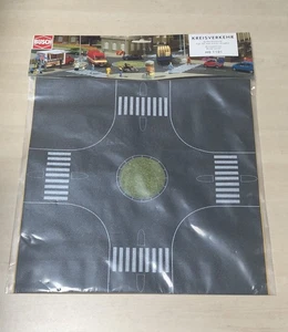 BNIB OO / HO BUSCH 1101 ROAD ROUNDABOUT / ASPHALT ROAD WITH STATIC GRASS CENTRE - Picture 1 of 3