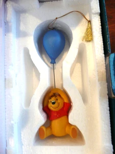 WDCC WALT DISNEY CLASSIC WINNIE THE POOH ORNAMENT UP TO HONEY TREE  SALE $13.95 - Picture 1 of 3