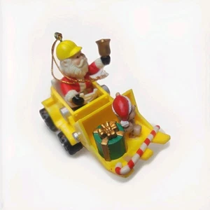 TRADITIONS Santa Driving Tractor Of Presents Weihnachtsschmuck - Neu im Karton - Bild 1 von 9
