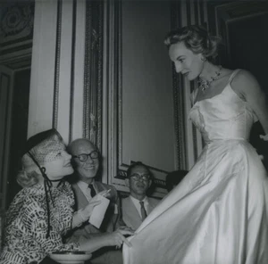 Mode. Le couturier Jean Dessès et le mannequin Suzanne Dadolle. Mode. Années 50. - Picture 1 of 2