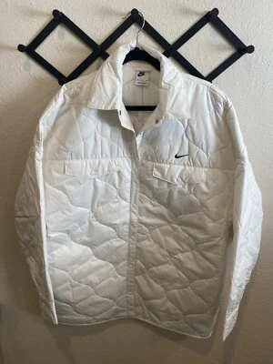Chaqueta de trinchera acolchada para mujer Nike Sportswear Essential blanca pequeña Foto 1 de 4