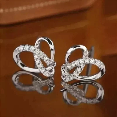 Pendientes con racimo de diamantes de corte redondo de 1 quilate creados en laboratorio enchapados en oro blanco de 14 k Foto 1 de 4