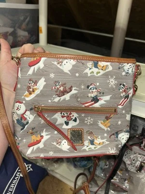 Bolsa tiracolo 2021 Disney Parks Holidays Christmas por Dooney and Bourke - Imagem 1 de 4