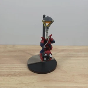 Spider-Man hängend mit Kamera an Straßenlaterne Marvel Q Figur lose - Bild 1 von 5