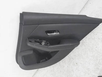 Panel revestimiento interior derecho pasajero trasero Nissan Sentra 2020 - negro Foto 1 de 4