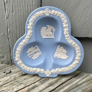 Plato de joyería bisque escenas romanas camafeo azul blanco Inglaterra sección Wedgwood de 4,5" - Imagen 1 de 3