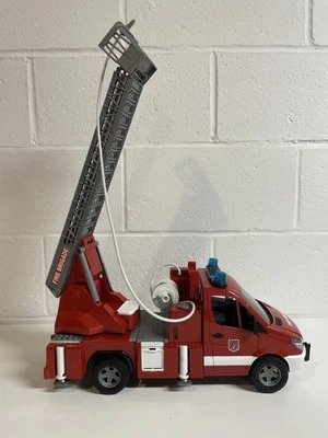 Camión de bomberos Bruder Mercedes para niños con bomba de agua y módulo de luz/sonido  Foto 1 de 4