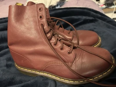 Mujer Dr. Martens 1460 Cuero Rojo Cereza Talla 11 sin usar  Foto 1 de 3