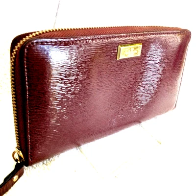 Cartera Kate Spade tamaño completo cremallera alrededor charol texturizado borgoña vino tinto Foto 1 de 4