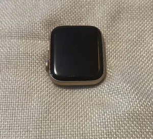 Apple Watch Series SE (pour pièces UNIQUEMENT) - Photo 1 sur 7