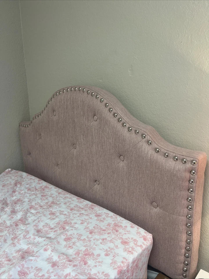 Tablero de cabeza Twin XL rosa con detalles plateados  Foto 1 de 3