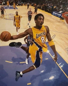 KOBE  BRYANT   -   8  X  10  GLOSSY  SIGNED  PHOTO  REPRINT - Picture 1 of 1