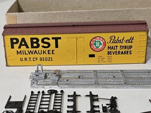 BOXED HO Scale Train Car ROUNDHOUSE REFRIGERATOR PABST MILWAUKEE - KIT - Picture 1 of 6
