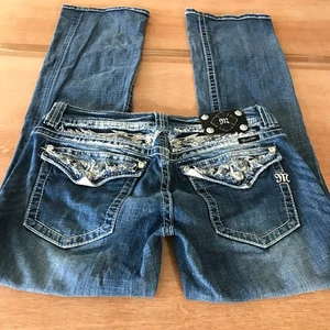Miss Me Bootcut Jeans Damen 31 blau Low Rise Strass Pattentasche dicke Nähte - Bild 1 von 16