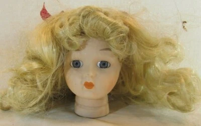 PIEZAS DE CABEZA DE PORCELANA/CERÁMICA COLECCIONABLES DE COLECCIÓN 4" OJOS AZULES/PELUCA RIZADA RUBIA 2 Foto 1 de 4