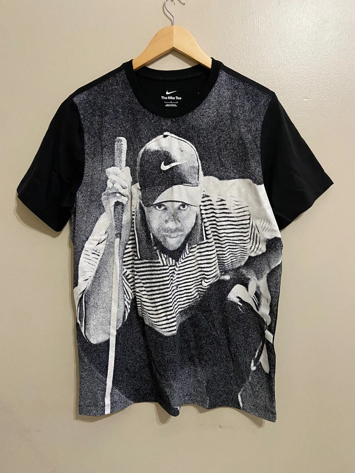 Nike Golf Tiger Woods Poster T-Shirt Black DQ8129-010 Men Size Medium