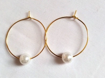 Серьги-кольца с белым жемчугом золотистые ручной работы простые богемный шик легкие - Изображение 1 из 4