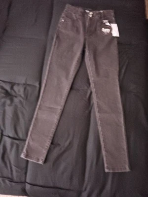 娃娃屋克里斯蒂娜坐在自然腰部贴合思想髋部大腿和腿 — 第 1/2 张图片