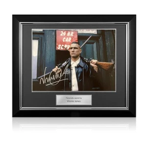 Foto firmada por Vinnie Jones con cerradura, stock y dos barriles para fumar: Chris. Marco Deluxe - Imagen 1 de 3