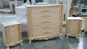 TRIS COMO' E COMODINI IN LEGNO DECORO PANNA E FOGLIA ORO CON CRISTALLI STRASS - Picture 1 of 1