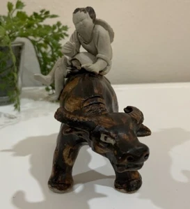 Estatuilla de colección asiática hecha a mano de resina cerámica hombre montando buey agua búfalo estatua - Imagen 1 de 7