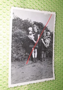 Mädchen mit großen Schildkröt ?? Puppen Hahnenkammfrisur Vintage Altes Foto 5177 - Bild 1 von 3