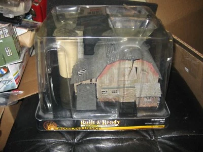 Woodland Scenics BR5038 Old Weathered Barn Built & Ready - Image 1 of 4