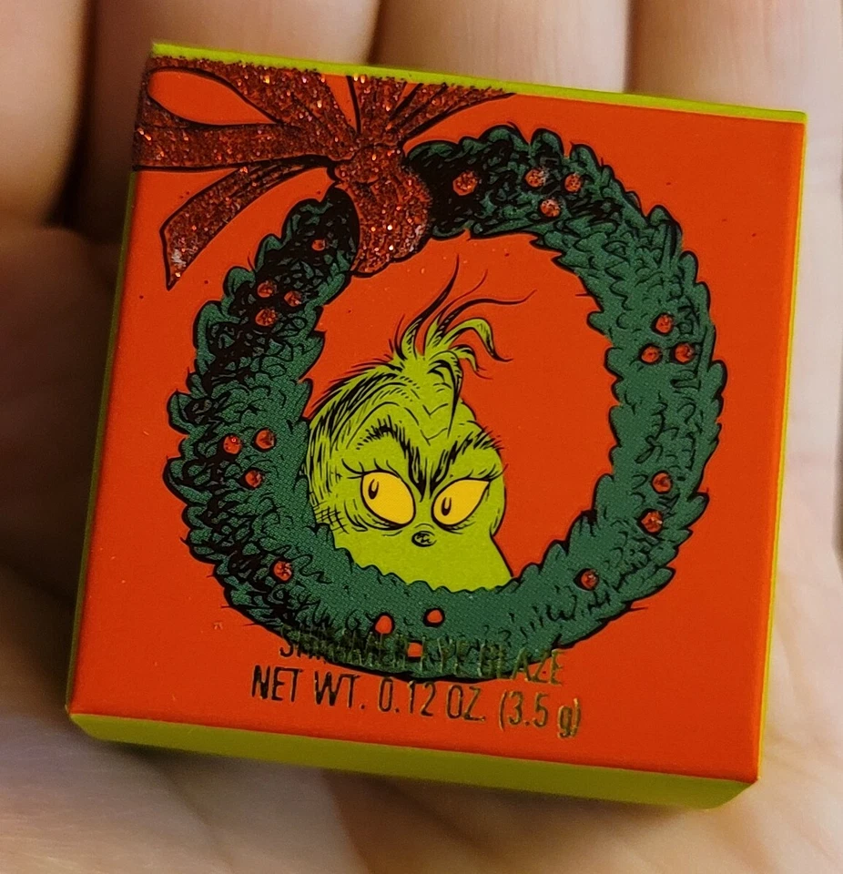 Kylie Jenner Cosmetics Lil Grinch Brillo Esmalte de Ojos El Grinch En Mano Foto 1 de 2