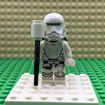 Lego Star Wars Minifigure sw0666 First Order Flametrooper - Image 1 of 4