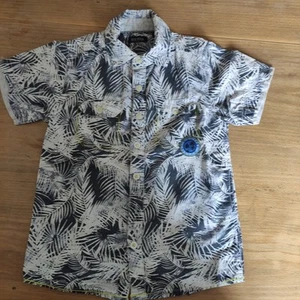 Oberteil Hemd Jungen Gr. 110 Kurzarm Palmwedel blau grau - Bild 1 von 3