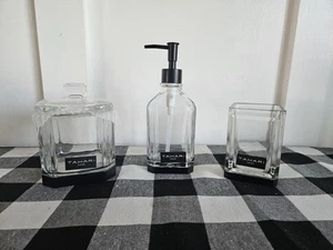 NUOVO! Tahari Set Bagno 3 Pezzi VETRO NERO Dispenser Sapone Lozione Porta Tazza Barattolo - Foto 1 di 8