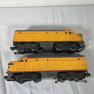 VTG Lionel #2023 Union Pacific Set of 2 AA Diesel Locomotive Yellow Postwar - Picture 1 of 14