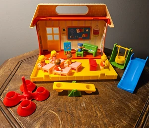 Vintage ARCO Schulhaus Spielset 6 Figuren + Zubehör - Bild 1 von 6