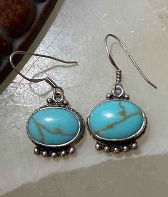 Pendientes colgantes de turquesa ovalados tamaño perfecto con acento de cuentas de ley boho occidental Foto 1 de 4