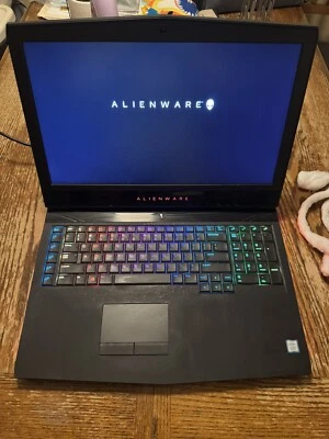 Portátil para juegos Alienware 17 R5 con cargador, ratón Razer y mochila Foto 1 de 4