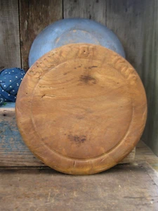 Antikes englisches rundes Brotschneidebrett aus geschnitztem Holz Stab des Lebens - Bild 1 von 12