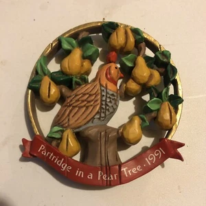 1991 Hallmark Keepsake adorno de Navidad "Partridge in a Pear Tree" de colección - Imagen 1 de 2